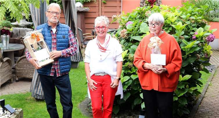 DRK-Teamleiterin Marianne Flohr (Mitte) verabschiedete die Helfer des DRK-BetreuungsService Rita Haarmann-Börsch und Walter Nett. Beide engagierten sich jeweils fast zehn Jahre in der Betreuung von Senioren oder kranken Mitbürgern. Foto: Thorsten Trütgen