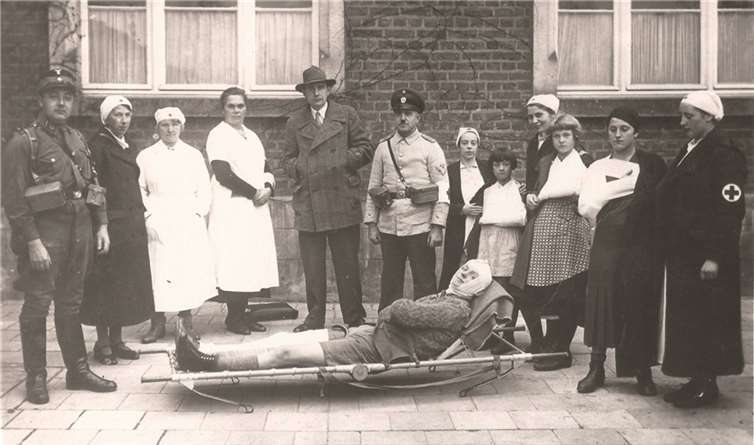 DRK-Übung 1947: Der Patient fühlt sich offensichtlich wohlund der Ortsvorsitzende Dr, Herbert Nonn(Bildmitte) scheint zufrieden.REPRO TER