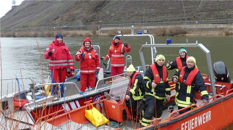 DRK-Wasserwacht und Feuerwehr waren ebenfalls mit Einsatzkräften und Booten mit von der Partie.
