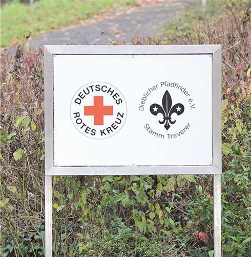 DRK und Pfadfinder werben jetzt in Dieblich mit einem gemeinsamen Schild. privat
