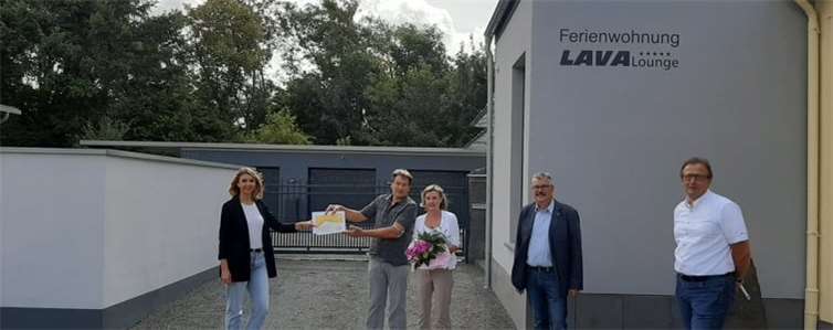 DTV-Prüferin Julia Schweitzer mit Eigentümer Familie Schnurre, Stadtbürgermeister Hans Peter Ammel, 1. Beigeordneter VG Mendig Joachim Plitzko (v.l.). Foto: VG Mendig