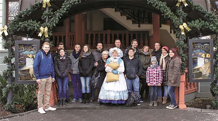 „Da Capo“ im Wintertraum lautete das Motto der Weihnachtsfeier der Mülheim-Kärlicher Theatergruppe, in deren Verlauf die Mitglieder passenderweise vor dem Schauspielhaus auch „Frau Holle“ trafen. privat