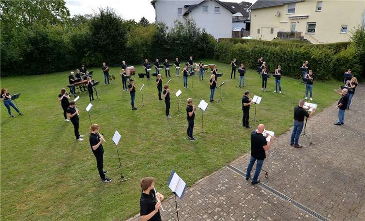 Da Corona-bedingt die große Jubiläumsfeier ausfallen musste, luden die Musiker zu einer öffentlichen Probe auf dem Dorfplatz ein. Fotos: privat