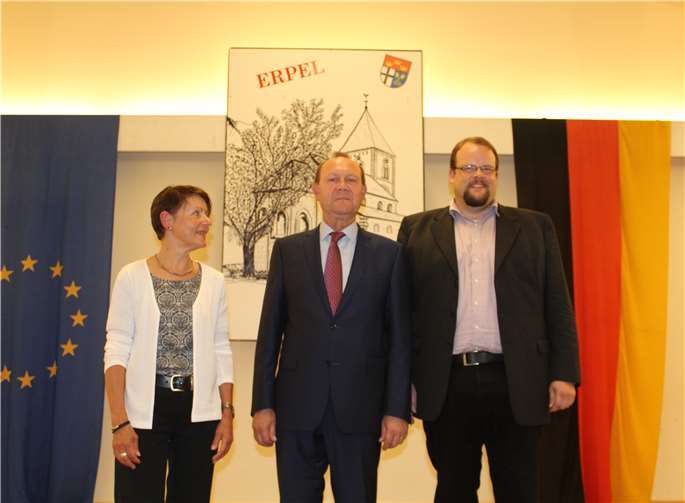 Da Marita Zinkel ein Opfer der „Bahnpünktlichkeit“ geworden war, traten Günter Hirzmann und Henrik Gerlach mit Johanna Lenz zum Gruppenbild mit nur einer Dame an. Foto: DL