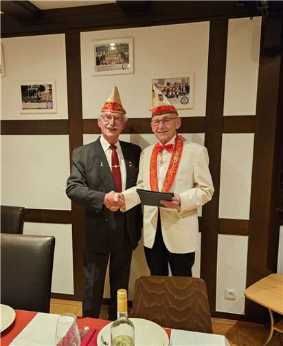 Da Senator Anton Wypior beim Ordensfest der KG Narrenzunft verhindert war, hatte es sich Willi Fuhrmann nicht nehmen lassen, noch einmal nach Remagen zu kommen, um Anton Wypior für seine besonderen Verdienste in der KG Narrenzunft und ganz besonders für den Senat mit der Silbernen Ehrennadel am Bande auszuzeichnen.