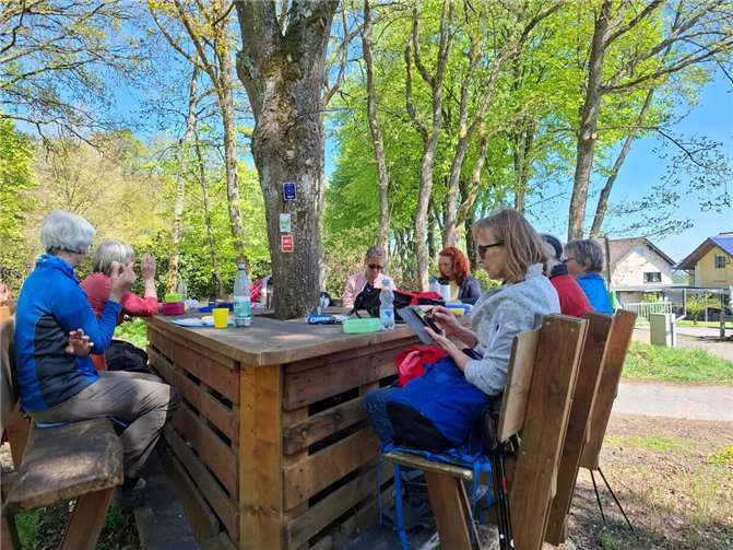 Wanderfreude bei Sonnenschein und blühender Natur Da auch bei dieser Tour gut gefüllte Rucksäcke mitgeführt wurden, bot sich ein Rastplatz für eine Mittagspause an. Foto: privat