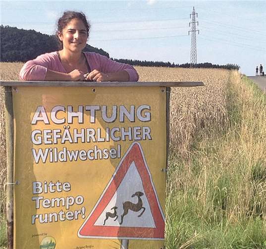 Da auf den Feldwegen erhöhter Wildwechsel herrscht, wurden bereits Warnschilder installiert.privat