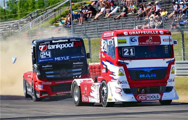 Da bebt die Erde, wenn die Knapp 1200 PS starken Trucks ihre fast 13 Liter Hubraum auf eine Spitzengeschwindigkeit von über 140 km/h katapultieren.