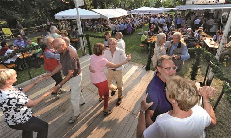 Da blieb keiner auf den Stühlen sitzen: Bei Tanzmusik von „Happy Hour“ schwangen auch die Vorstandsmitglieder ihr Tanzbein.