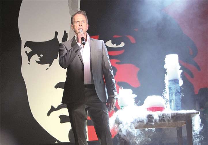 Da braut sich was zusammen beim Auftritt von Kevin Tarte als Dr. Henry Jekyll in „Jekyll & Hyde“.BÜN