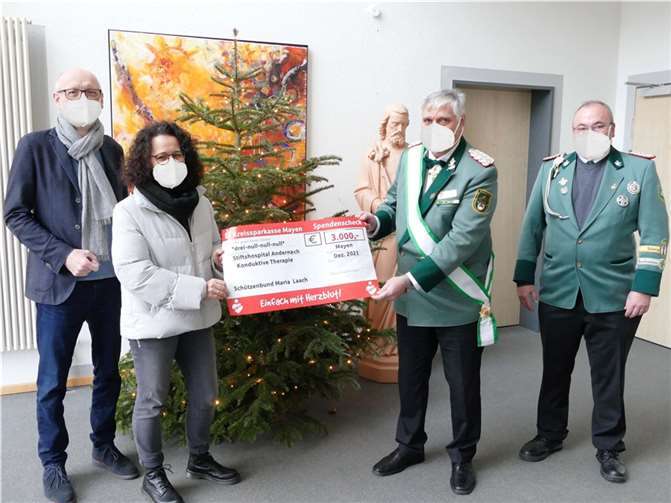Da coronabedingt in diesem Jahr wieder keine Weihnachtsfeier der Konduktiven Förderung mit Unterstützern, Therapeuten und Angehörigen gefeiert werden konnte, überreichten die Vertreter des Schützenbundes Maria Laach ihren Scheck separat. Von links nach rechts: Prokurist Jürgen Schmidt, Dipl.-Konduktorin Szilvia Berend, Bezirksbundesmeister Norbert Steffens, Kassenwart Toni Steffens. Foto: privat