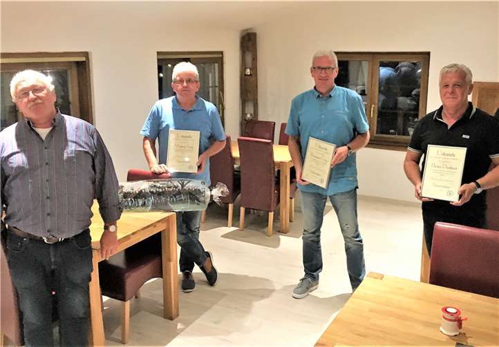 Da das Frühjahrskonzert Corona-bedingt ausfallen musste, wurden Wolfgang Koch, Burkhard Görg, Michael Jung und Heiko Daubach bei diesem Anlass geehrt.