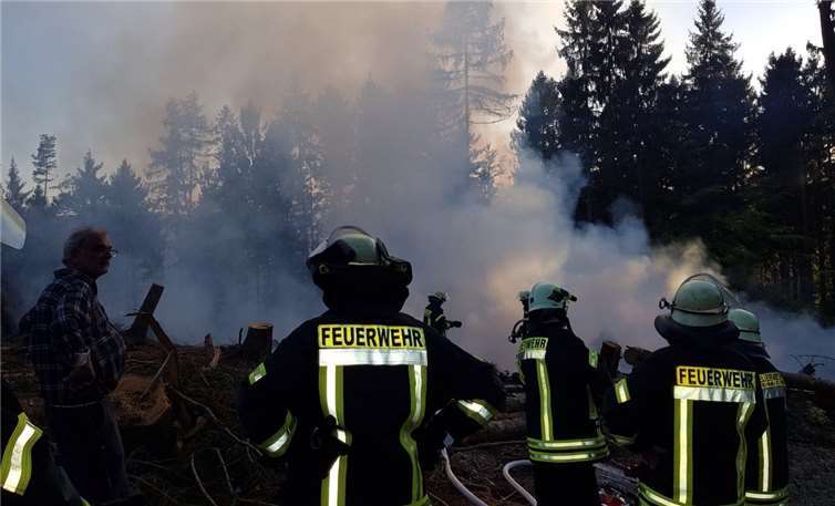 Da der Brandherd nur schwer zu erreichen war, wurden rund 700 Meter Schlauchleitung verlegt.
