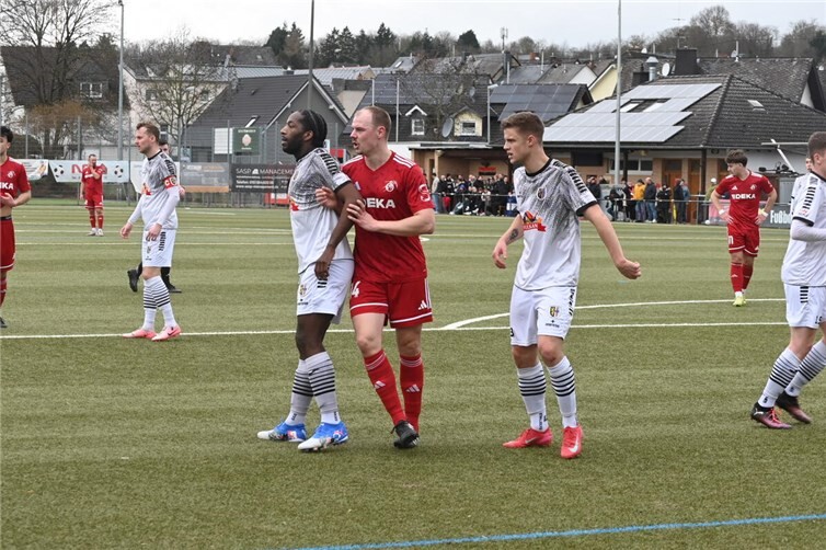 Da der FV Rübenach (in der Mitte Jordi Frohn) im ersten Abschnitt mit Windunterstützung agierte, musste auch der Mendiger Stürmer Brice Braquin (links) hinten mithelfen und Nikolas Groß unter die Arme greifen.