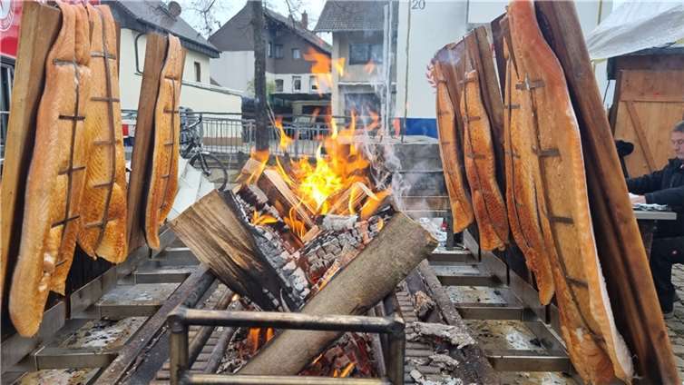 Da der Markt weit über die Grenzen von Rheinbach und Umgebung für seine Fischspezialitäten bekannt ist, verwunderte der große Andrang an den verschiedenen Fischständen nicht.