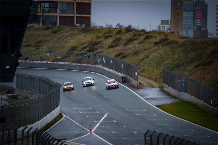 Nach der Saison ist vor der Saison  Da der Nürburgring aktuell für Vorbereitungen nicht befahrbar ist, wählte das Team Zandvoort in den Niederlanden für weitere Trainings. Foto: Ben Güldner