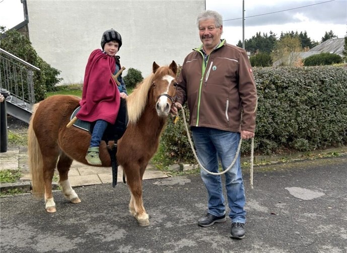 Da der traditionelle St. Martin (Reinhard Berwanger) leider in diesem Jahr nicht die Rolle des Sankt Martin spielen konnte, übernahm sein Enkelkind Emil, ein Kind aus der Regenbogengruppe, diese besondere Rolle – mit großer Würde und Begeisterung. Foto: KiTa St. Servatius