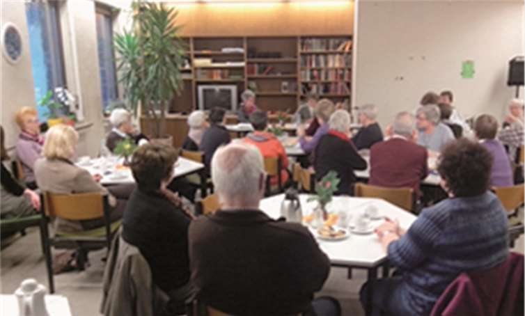 Da die Autorin nicht persönlich anwesend sein konnte, übernahmen Mitarbeiterinnen der Bücherei den Part der Vorleserin. privat