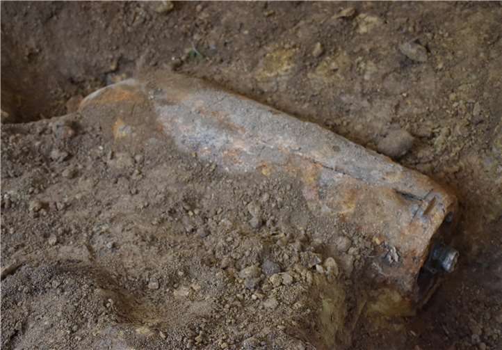 Da die Bombe einen Riss hat hätte die Entfernung des Zünders rechts schwierig werden können.