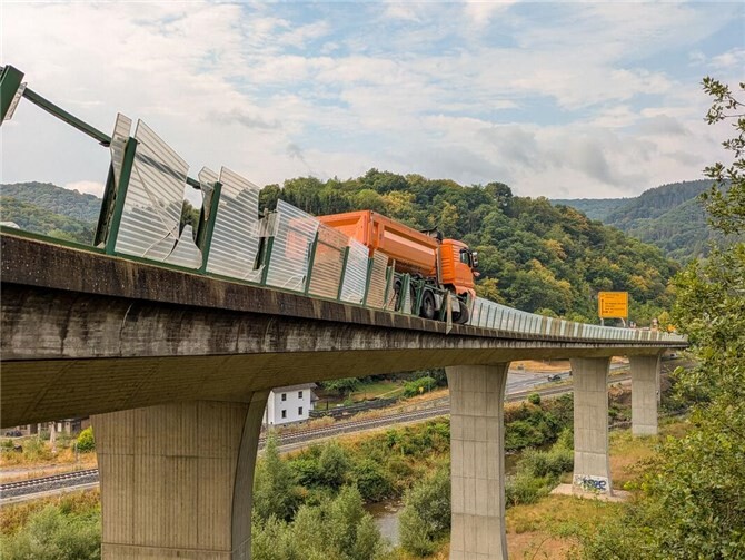 Da die Bundesstraße im Bereich der Unfallstelle über eine Hochbrücke verläuft und der Lkw auf der zerstörten Leitplanke direkt vor dem Abgrund stehen geblieben war, gestaltete sich die Bergungssituation als anspruchsvoll.