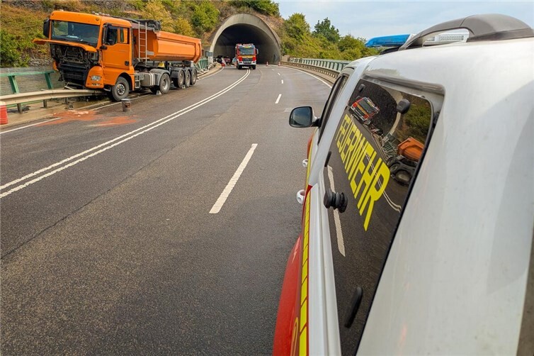 Da die Bundesstraße im Bereich der Unfallstelle über eine Hochbrücke verläuft und der Lkw auf der zerstörten Leitplanke direkt vor dem Abgrund stehen geblieben war, gestaltete sich die Bergungssituation als anspruchsvoll.