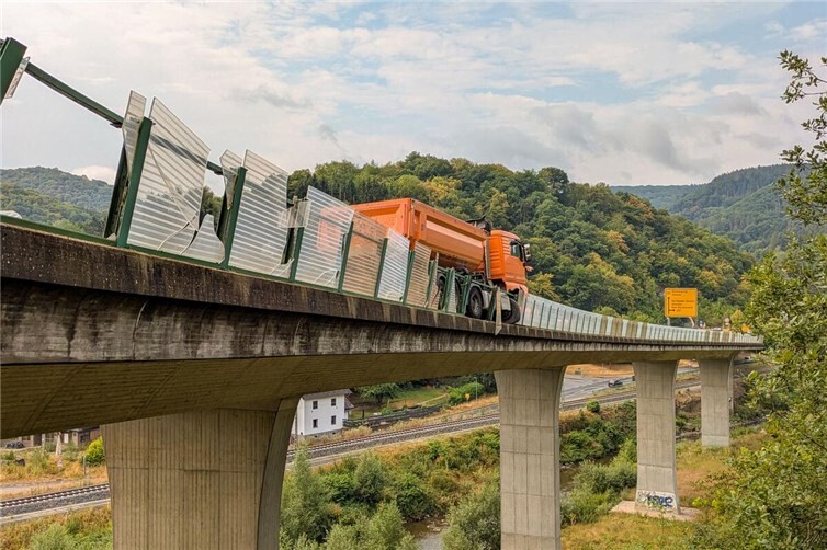 Da die Bundesstraße im Bereich der Unfallstelle über eine Hochbrücke verläuft und der Lkw auf der zerstörten Leitplanke direkt vor dem Abgrund stehen geblieben war, gestaltete sich die Bergungssituation als anspruchsvoll.