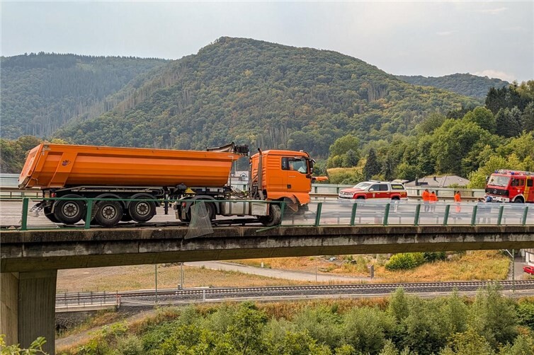 Da die Bundesstraße im Bereich der Unfallstelle über eine Hochbrücke verläuft und der Lkw auf der zerstörten Leitplanke direkt vor dem Abgrund stehen geblieben war, gestaltete sich die Bergungssituation als anspruchsvoll.
