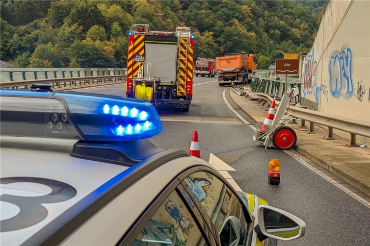 Da die Bundesstraße im Bereich der Unfallstelle über eine Hochbrücke verläuft und der Lkw auf der zerstörten Leitplanke direkt vor dem Abgrund stehen geblieben war, gestaltete sich die Bergungssituation als anspruchsvoll.