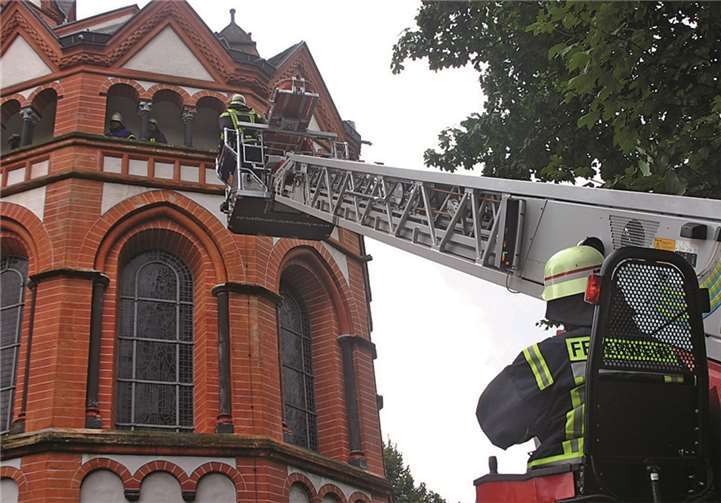 Da die Drehleiter der Remagener Feuerwehr nicht bis in die Turmspitze reichte, musste die Rettung der Verletzten über die Galerie organisiert werden.