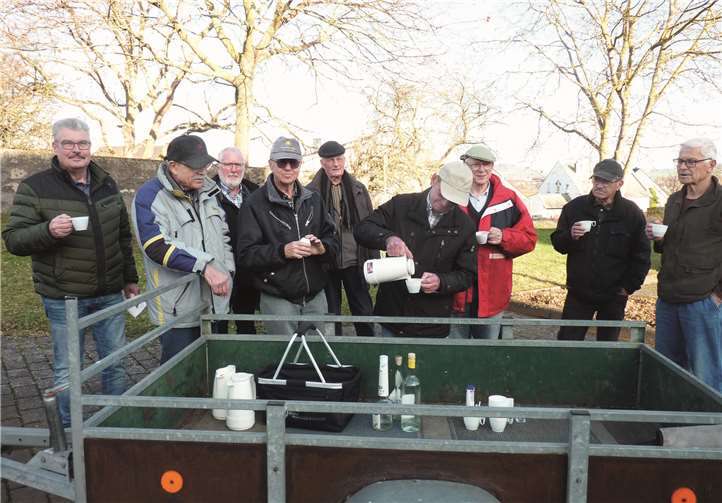 Neues Eingangstor für den Judenfriedhof Da die Mitglieder der Seniorenwerkstatt auch großen Wert auf Geselligkeit legen, machten sie nach der Installation des in neuem Glanz erstrahlenden Tores eine Kaffeepause.