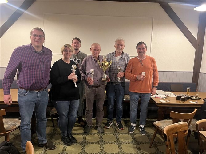 Da die Runde in Westum auch der Abschluss der sechs Spieltage umfassenden Serie um die Sinziger Stadtmeisterschaft war, wurden im Anschluss die Gesamtsieger durch Sebastian Goerke, den Vorsitzenden der veranstaltenden Sinziger SPD, geehrt. Foto: privat