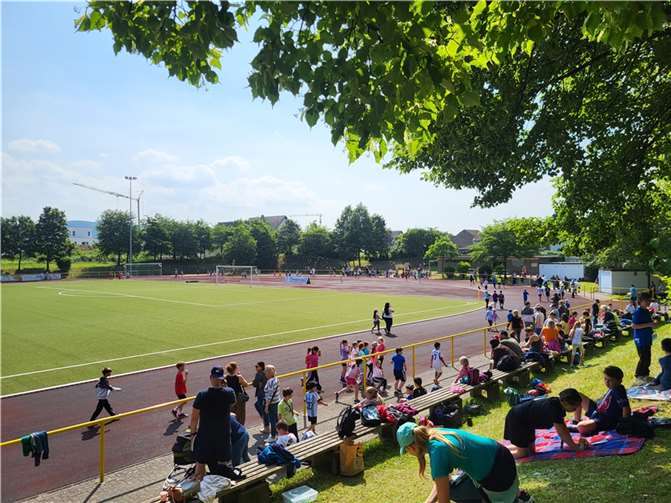 Da die eigentliche Laufstrecke am Rhein wegen Hochwassers nicht nutzbar war, leisteten die Kinder ihren Beitrag zum „Tag für Afrika“ bei im Rheintalstadion.  Foto: privat