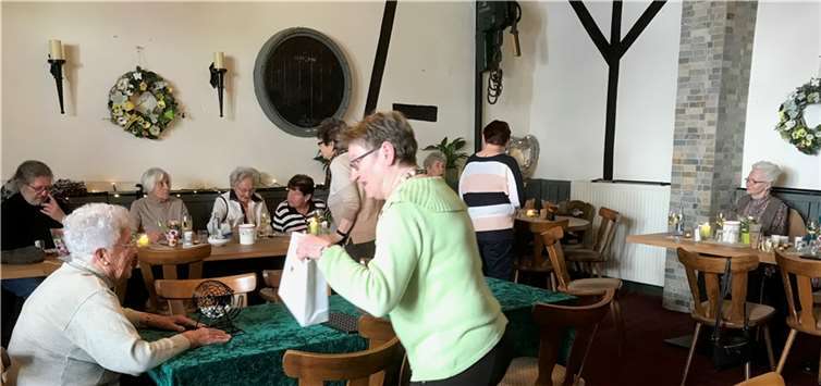 Da dieser erste Termin auf den Weltfrauentag fiel, überraschte der Vorstand die Teilnehmerinnen mit einem kleinen Blumenpräsent. Foto: privat