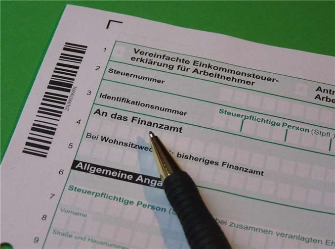 Steuern und Finanzen 2020. Diese Änderungen gibt es jetzt Da einige Daten künftig automatisch übertragen werden, schrumpfen die Steuerunterlagen von vier auf zwei Seiten. Foto: pixabay.com © falco (CC0 Public Domain)