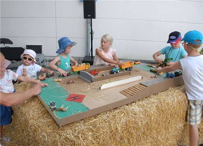 Da fängt die Leidenschaft schon an: Für die Kinderwar eine Trecker-Spielelandschaft aufgebaut worden.