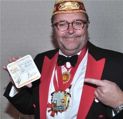 Da freut sich auch Ettringens Sitzungspräsident, als er den Bierdeckel mit den Unterschriften des Prinzenpaares zeigt: „WIR“ haben als Einzige in der VG-Vordereifel unser Prinzenpaar“