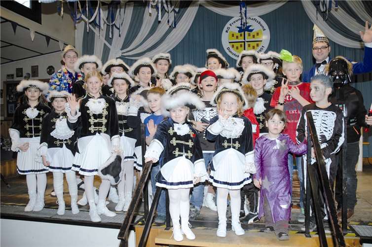 Da freut sich der Präsident (re.) - eine Bühne voll kleiner Jecken. WEIGERT