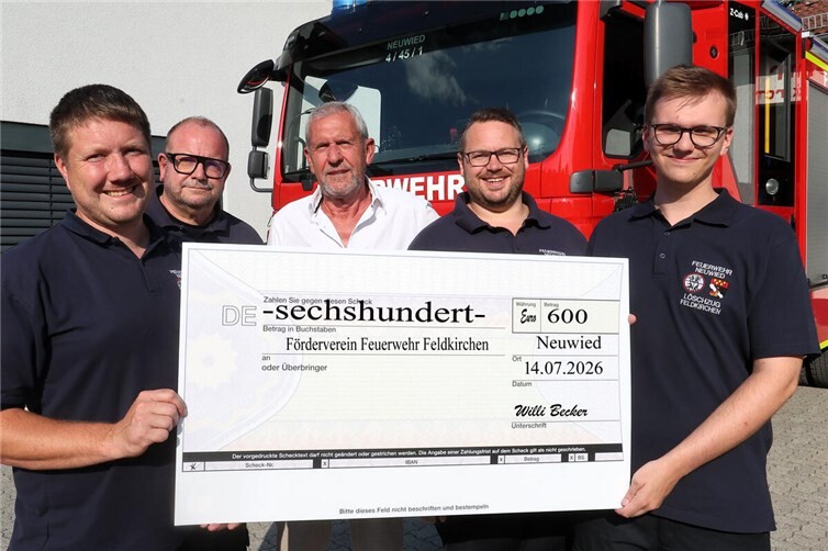 Da freute sich der Förderverein der Feldkirchener Feuerwehr: von links Dominic Zadach (2. Vorsitzender Förderverein und stellvertretender Löschzugführer), Stephan Wiegel (Schriftführer Förderverein), Willi Becker, Oliver Bauer (Vorsitzender Förderverein und Löschzugführer) und Yannis Büscher (2. Kassierer Förderverein).
