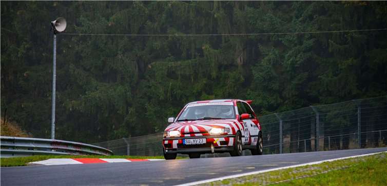 Da fuhr er noch: Das Saisonfinale der RCN Gleichmäßigkeitsprüfung 2020 endete für das Rheinbacher Team Rheinland Motorsport bereits in Runde 3 mit einem Leitplankenkontakt im Bereich Wehrseifen.Foto: Ben Güldner