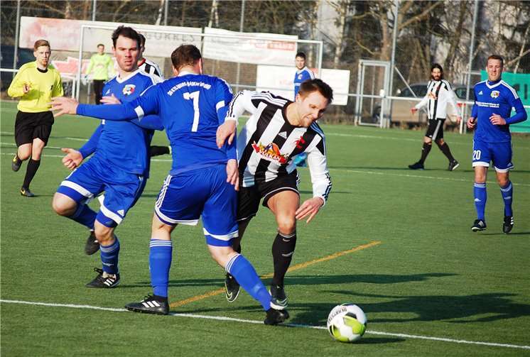 Da gab es keine zwei Meinungen: Alexander Berscheid (Nummer sieben) lässt gegen Marcel Berg genau auf der Strafraumlinie das Bein stehen.
