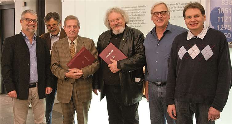 Da hat der gesamte Vorstand des GAV gut lachen, hat er doch gerade Fachbücher im Wert von mehreren Hundert Euro geschenkt bekommen. Stifter ist Prof. Dr. Herrmann Ament (2. v. l.), der beste Kenner des frühen Mittelalters in Mayen. RGZM/Benjamin Streubel