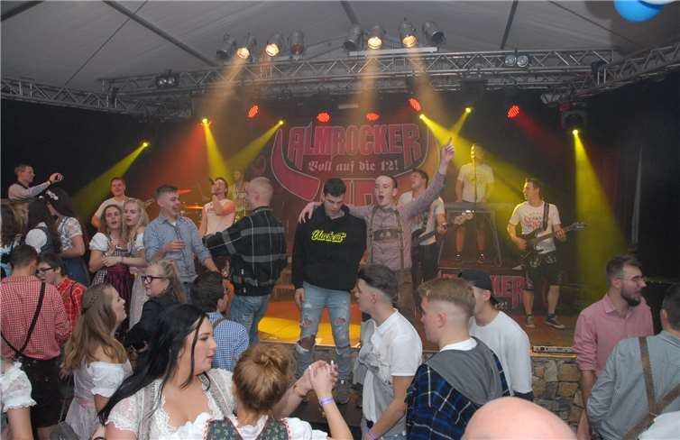 Da hielt es keinen mehr auf seinem Sitzplatz: Bei Titeln wie „Hölle, Hölle“ oder „Schatzi, schenk‘ mir ein Foto“ wurde eifrig mitgesungen.Fotos: KER