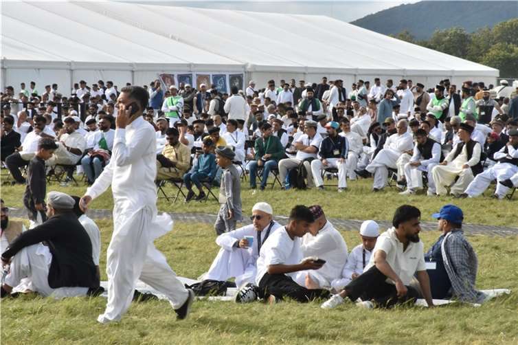 Da im Hauptzelt nicht genügend Platz war, sahen sich viele die Übertragung auf derm Leinwand an.