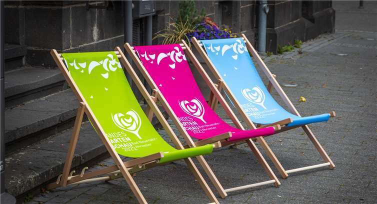 Da im Zuge der Verschiebung der Landesgartenschau auf das Jahr 2023 auch das Logo aktualisiert werden wird, werden zum Auftakt der Aktion „Vorfreude“ die bereits mit dem bisherigen Logo produzierten Liegestühle zu einem besonders vergünstigten Preis abgegeben. Foto: Landesgartenschau gGmbH