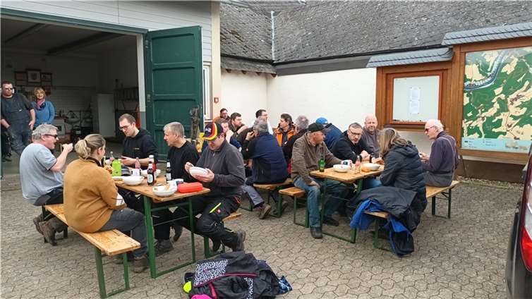 Da in diesem Jahr viele helfende Hände bis zum Mittag fast alles an Müll entsorgt hatten, konnte nach dem hervorragenden Mittagessen noch weitere Arbeiten erledigt werden.