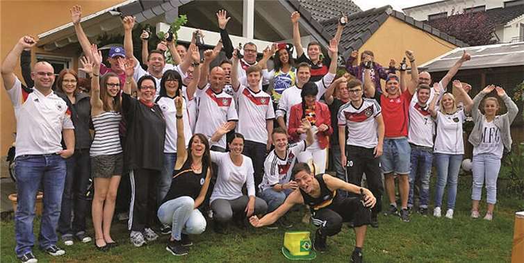 „Da ist das Ding!“ Bei Abbi und Annemie Mintgen am Finalabend ein großes Final-Public-Viewing statt. privat