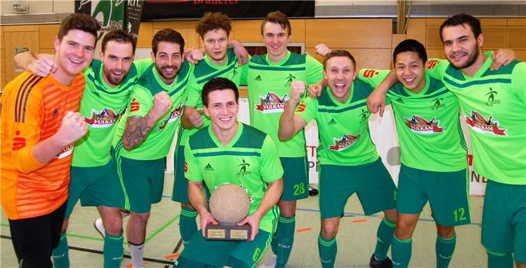 Da ist das Ding: Björn Gilles (vorn) präsentiert den Mannschaftskollegen (hinten von links) André Friedrich, Philipp Geisen, Florian Schlich, Milan Rawert, Jakob Breil, Marcel Berg, Anh Tuan Pham und Magomed Ibragimov den Wanderpokal.SK