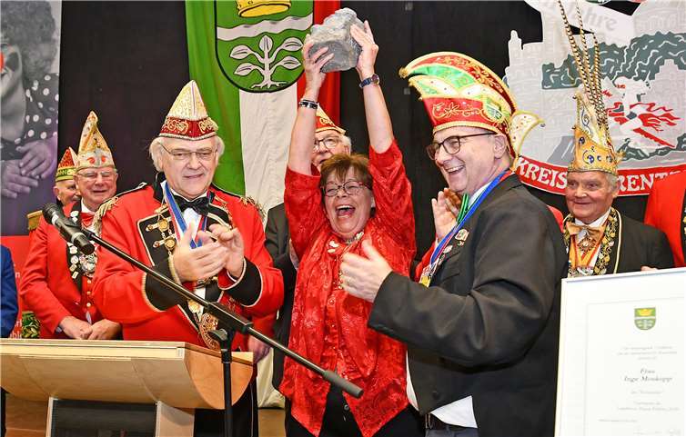 Da ist das Ding: Die höchste Auszeichnung für Karnevalisten im Landkreis ging in diesem Jahr an Inge Moskopp (Mitte) aus Mülheim-Kärlich, die ihr Glück kaum fassen konnte. Fotos: Kreisverwaltung/Morcinek