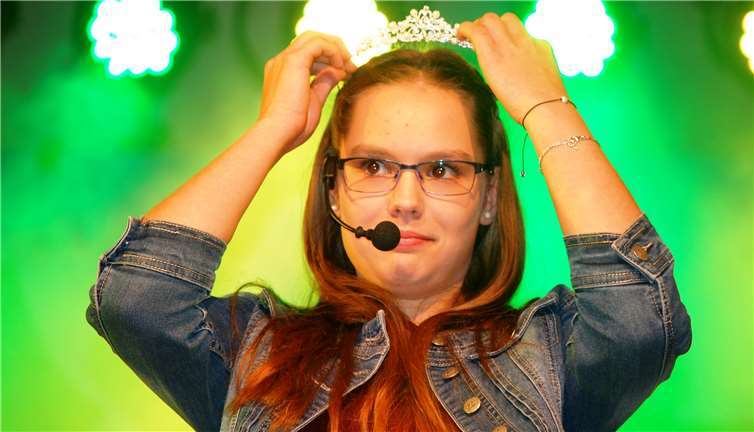 Da ist sie, die „Sternenprinzessin“:Emma Weiss alias Annica Rohbeck setzt sich die Krone auf.Fotos: -SK-