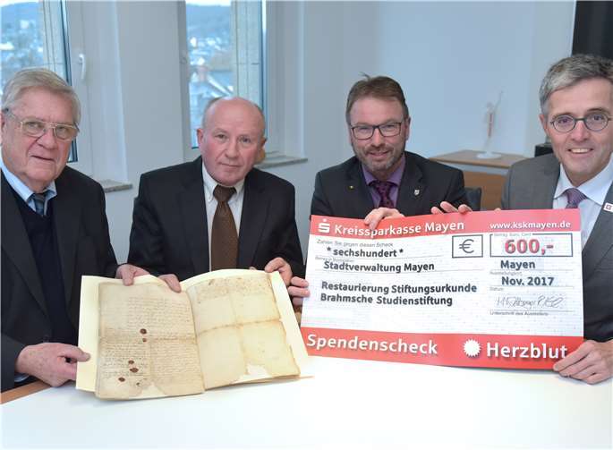 Da kam Freude auf (von links): Franz-Josef Schlink, ehemaliges Kuratoriumsmitglied und Angehöriger der Bram‘schen Familie, Ewald Krämer als Geschäftsführer der Stiftung, Oberbürgermeister Wolfgang Treis als geborener Vorsitzender des Kuratoriums sowie KSK-Vorstand Karl-Josef Esch mit dem symbolischen Spendenscheck der Kreissparkasse Mayen zur Restauration des historischen Dokuments.privat